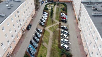 osiedle, blok mieszkalny, budynek mieszkalny, parking, samochody, podwórko, dziedziniec, Zielona Góra, widok z góry, architektura, zabudowa miejska