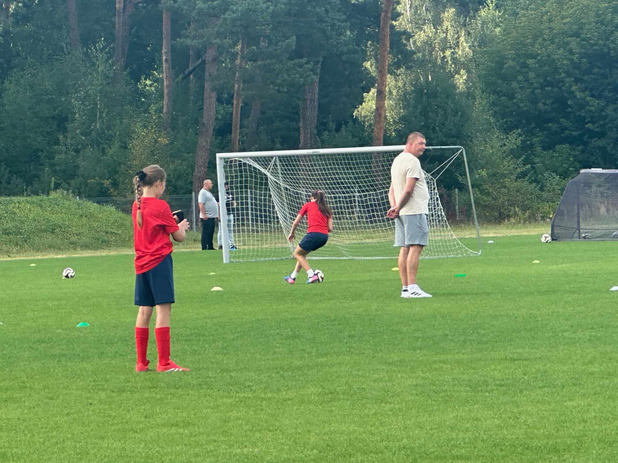 Kolorowy korowód, piana party i turniej piłkarski – tak wyglądały Dożynki w Zawadzie