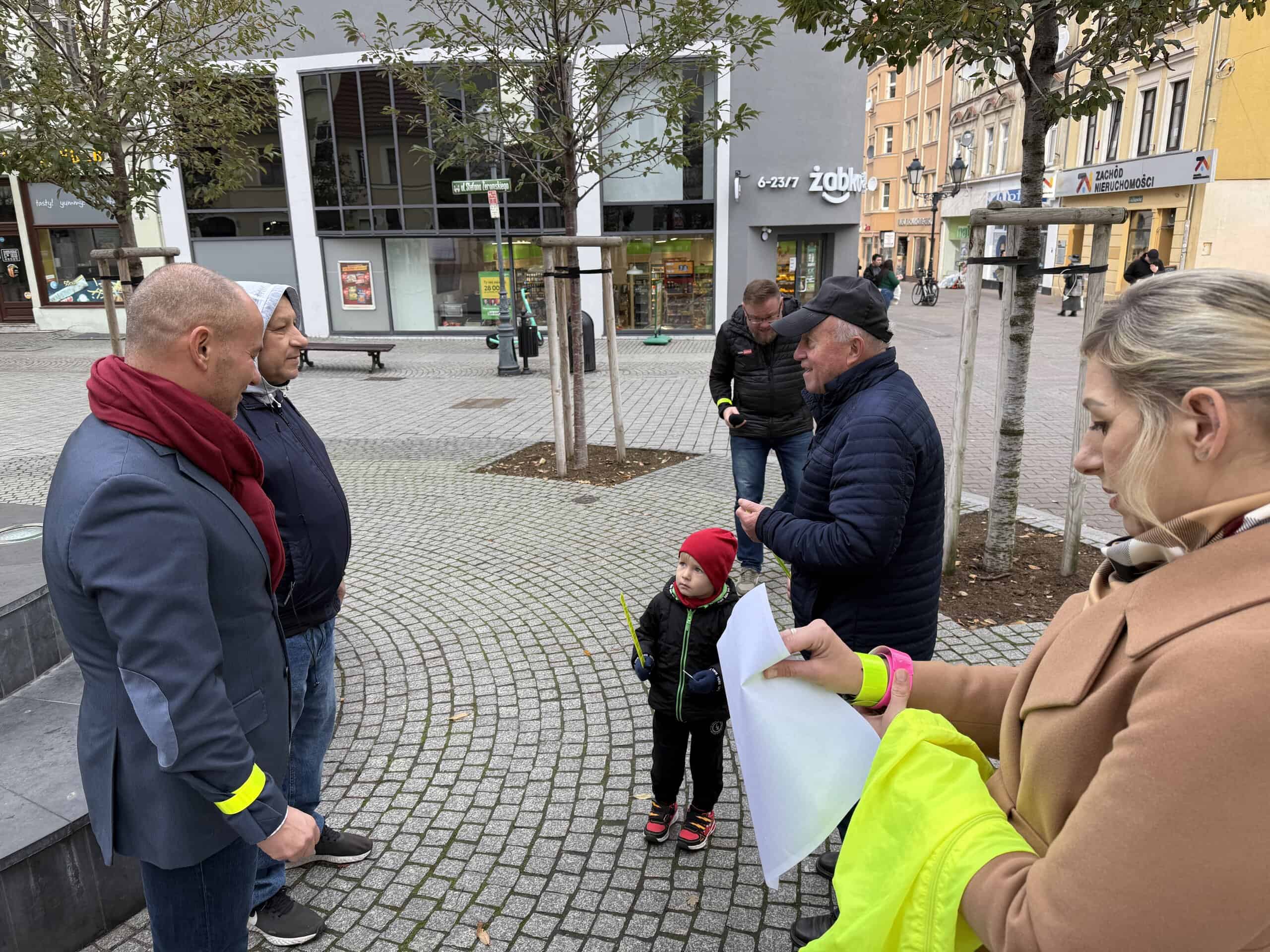 Odblaski? Nie tylko dla dzieci. Opaski trafią do zielonogórzan